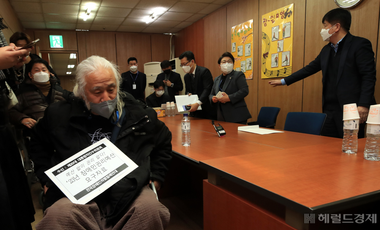인수위 사회문화복지분과 임이자 간사와 김도식 인수위원이 29일 오전 경복궁역 서울교통공사 경복궁영업사업소 회의실에서 장애인차별철폐연대 회원들과 면담을 하고 있다. [박해묵 기자]