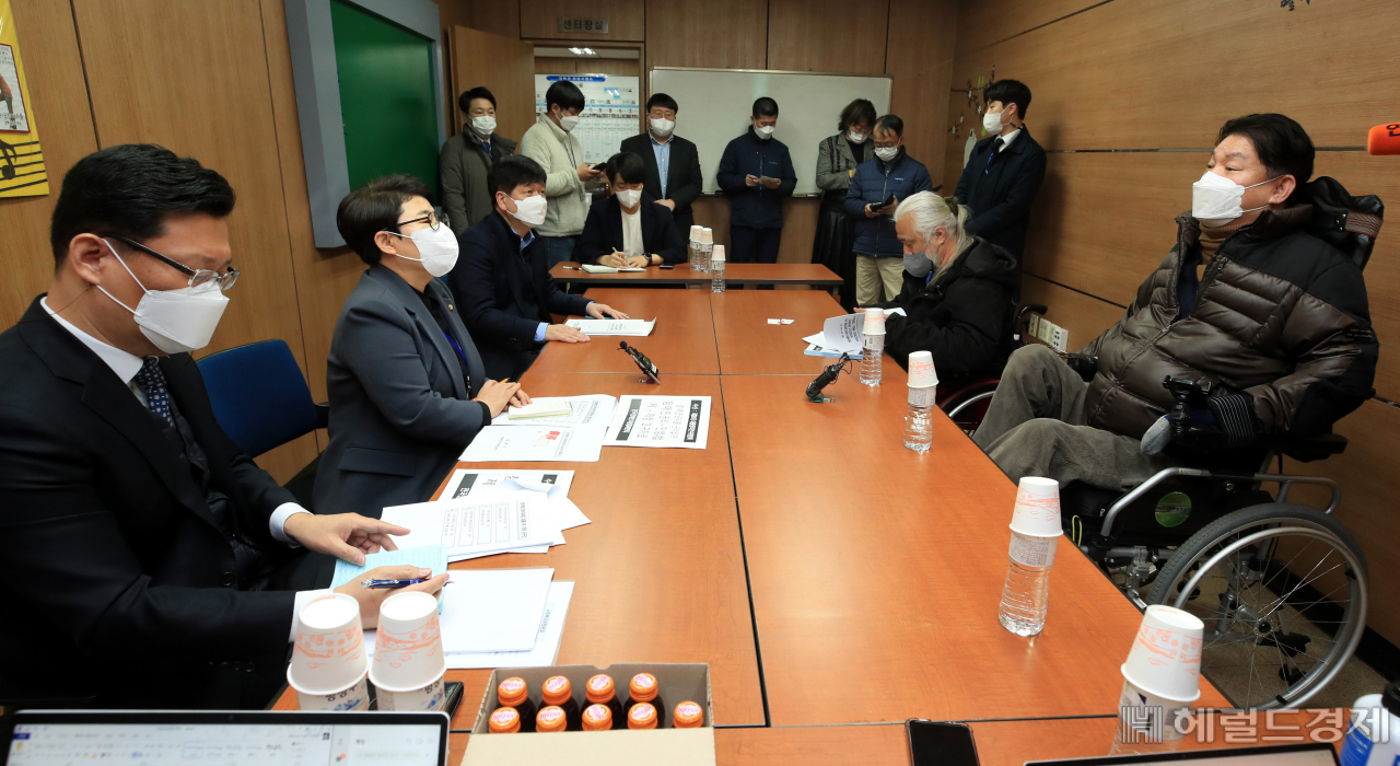 인수위 사회문화복지분과 임이자 간사와 김도식 인수위원이 29일 오전 경복궁역 서울교통공사 경복궁영업사업소 회의실에서 장애인차별철폐연대 회원들과 면담을 하고 있다. [박해묵 기자]