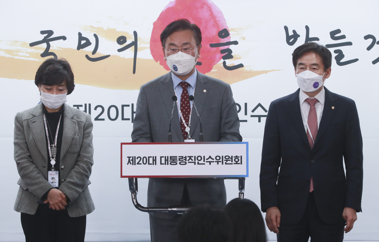 유상범 20대 대통령직인수위원회 정부사법행정분과 위원(가운데)이 지난 29일 오후 서울 종로구 통의동 대통령직인수위원회에서 법무부 업무보고에 관한 현안 브리핑을 하고 있다. 유 위원 오른쪽은 인수위 정무사법행정분과의 이용호 간사. 왼쪽은 박순애 정무사법행정분과 위원. [연합]