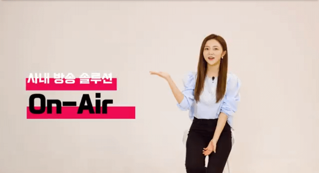 SK브로드밴드 모델이 기업 사내 커뮤니케이션 솔루션 ‘On-Air(온에어)’를 소개하고 있다. [SK브로드밴드 제공]