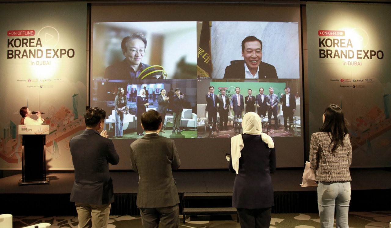 데홈쇼핑은 중소기업의 해외 진출 지원을 위해 지난 25일부터 29일까지 5일간 ‘대한민국 브랜드 엑스포 in 두바이’ 수출 상담회를 진행했다.(윗줄 왼쪽부터) 권칠승 중소벤처기업부 장관, 이완신 롯데홈쇼핑 대표 (아래줄 왼쪽부터) 서울 현장 참석자들, 두바이 현지 참석자들 .[롯데홈쇼핑 제공]