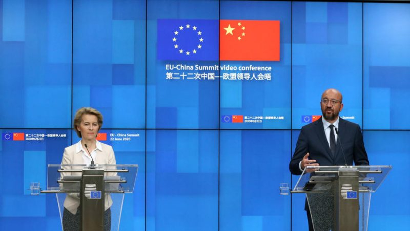 지난 2020년 6월 유럽연합(EU)과 중국 간의 화상정상회의가 끝난 뒤 열린 기자회견에서 우르줄라 폰데어라이엔(왼쪽) EU 집행위원장과 샤를 미셸(오른쪽) EU 정상회의 상임의장이 기자들의 질문에 답변하고 있다. [EPA]