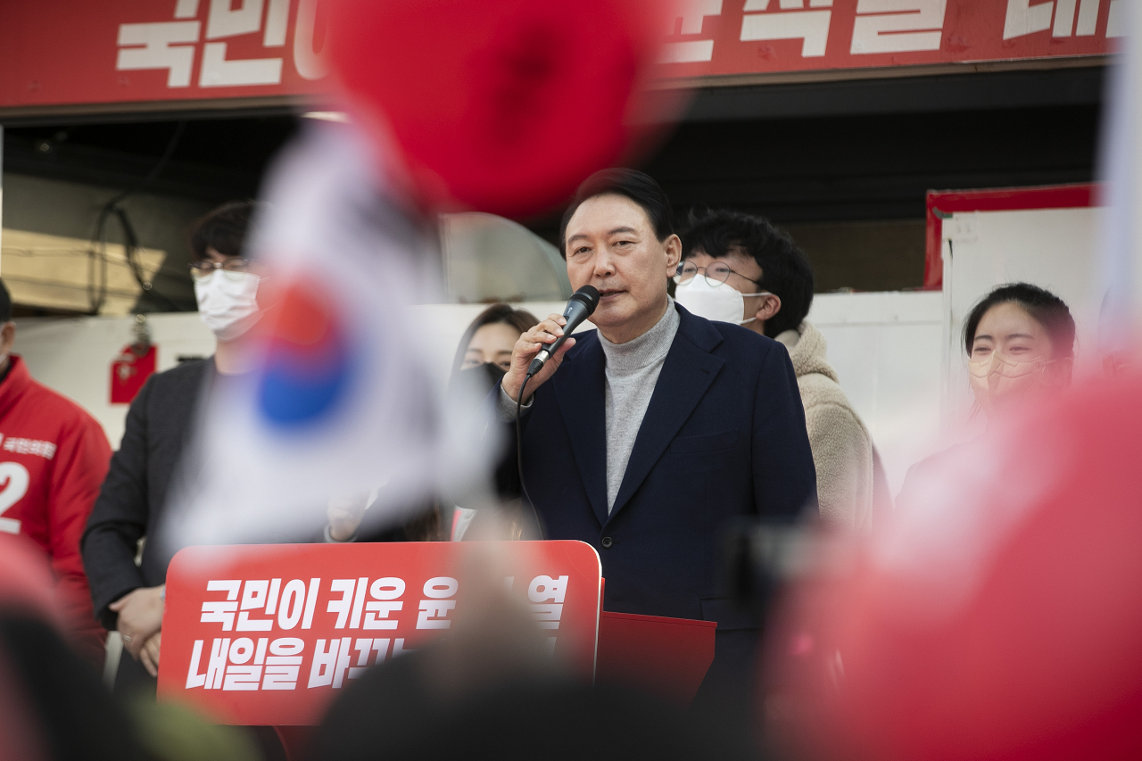 윤석열 대통령 당선인이 후보 시절인 지난 3일 오후 세종시 조치원역 인근 유세 현장에서 지지를 호소하고 있다. [연합]