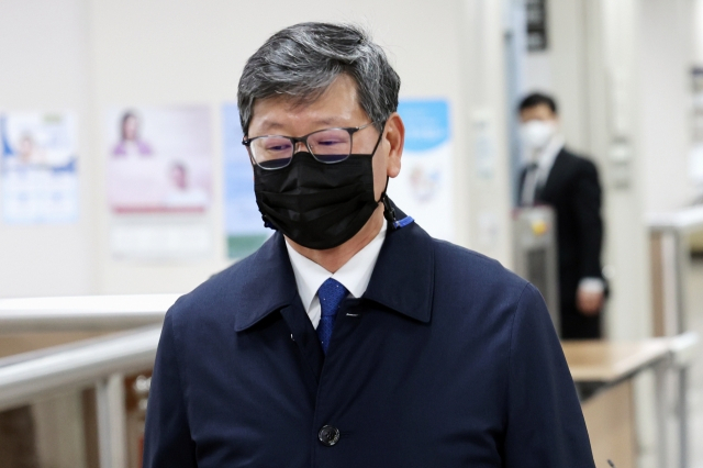 술에 취해 운전 중인 택시 기사를 폭행한 혐의로 재판에 넘겨진 이용구 전 법무부 차관이 15일 서울중앙지법에서 열린 첫 공판에 출석하고 있다. [연합]