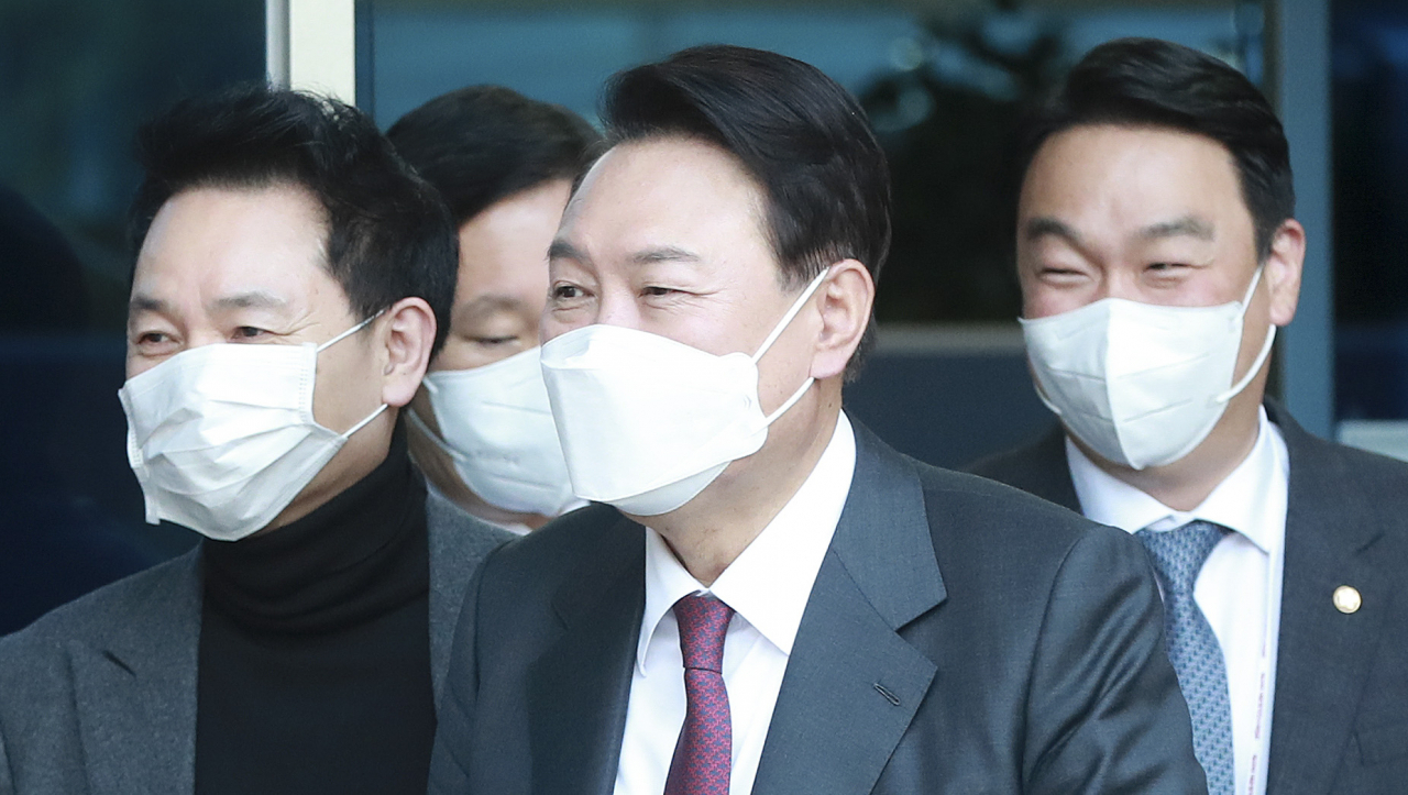 윤석열 대통령 당선인이 29일 오후 서울 종로구 통의동 대통령직인수위원회를 나서고 있다. 박해묵 기자