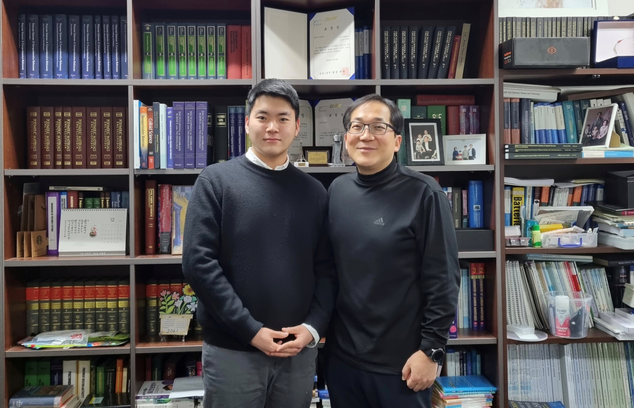 이용민(오른쪽) 교수와 노영준 석박사통합과정생.[DGIST 제공]