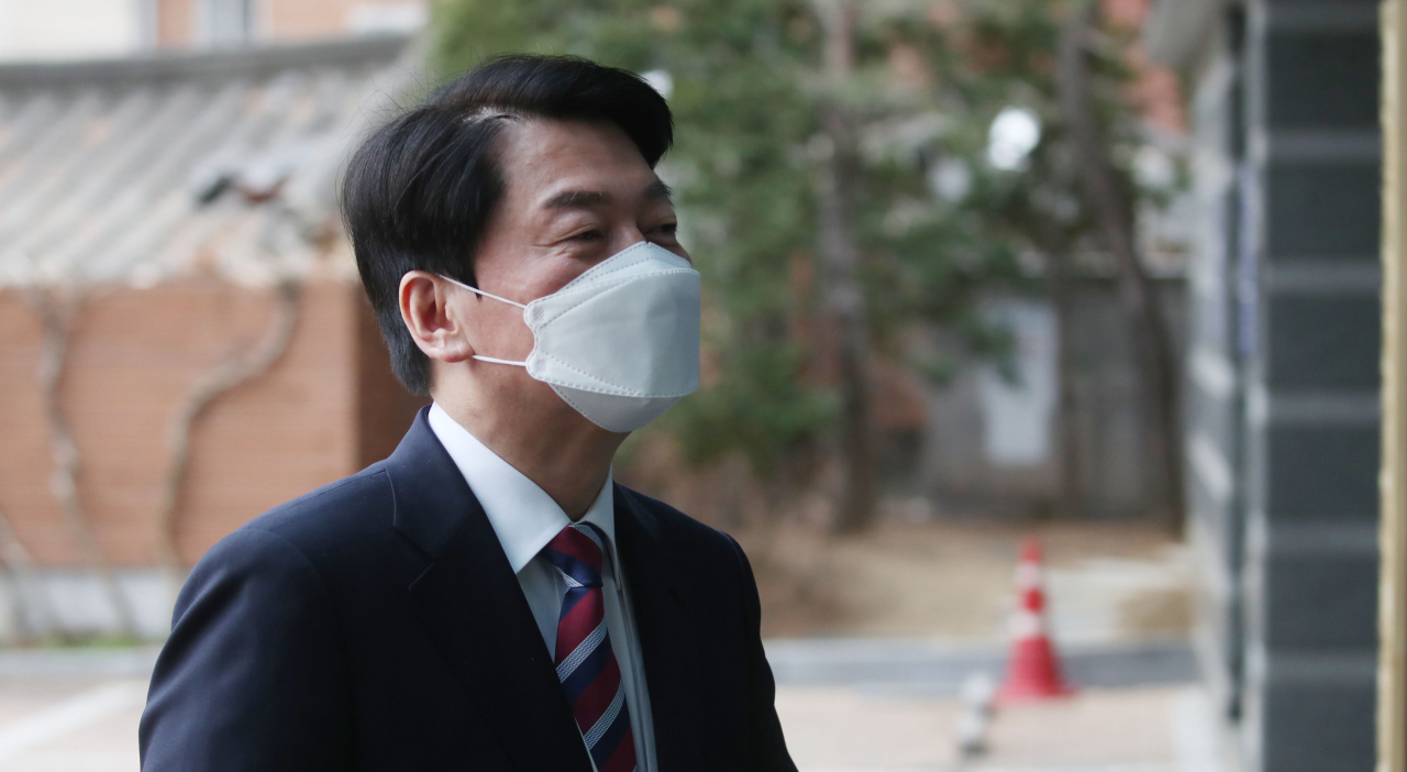 안철수 대통령직 인수위원회 위원장이 30일 오전 서울 종로구 통의동 대통령직인수위원회로 출근하고 있다. [연합]