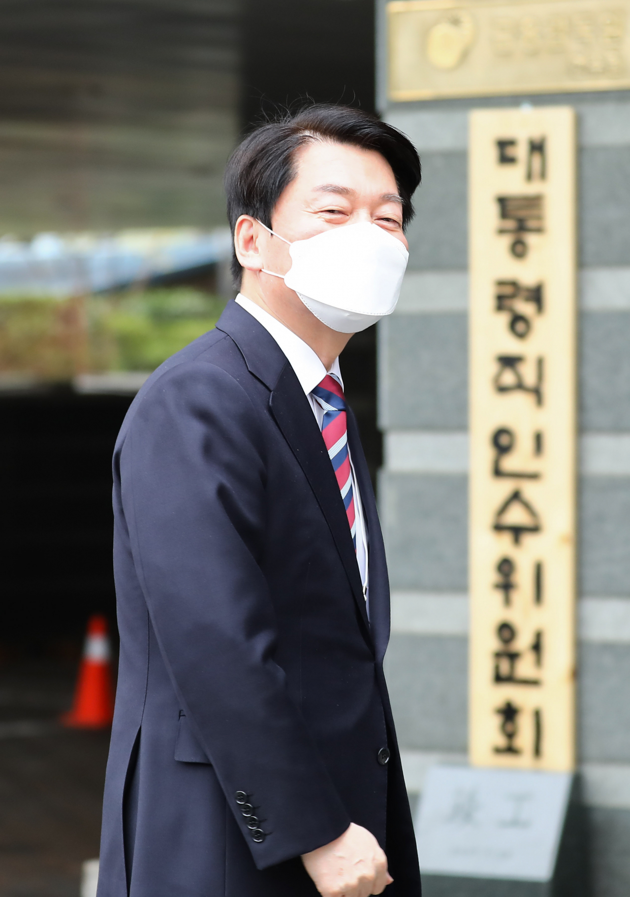 안철수 대통령직인수위원회 위원장이 30일 오전 서울 종로구 통의동 대통령직인수위원회로 출근하고 있다. 박해묵 기자