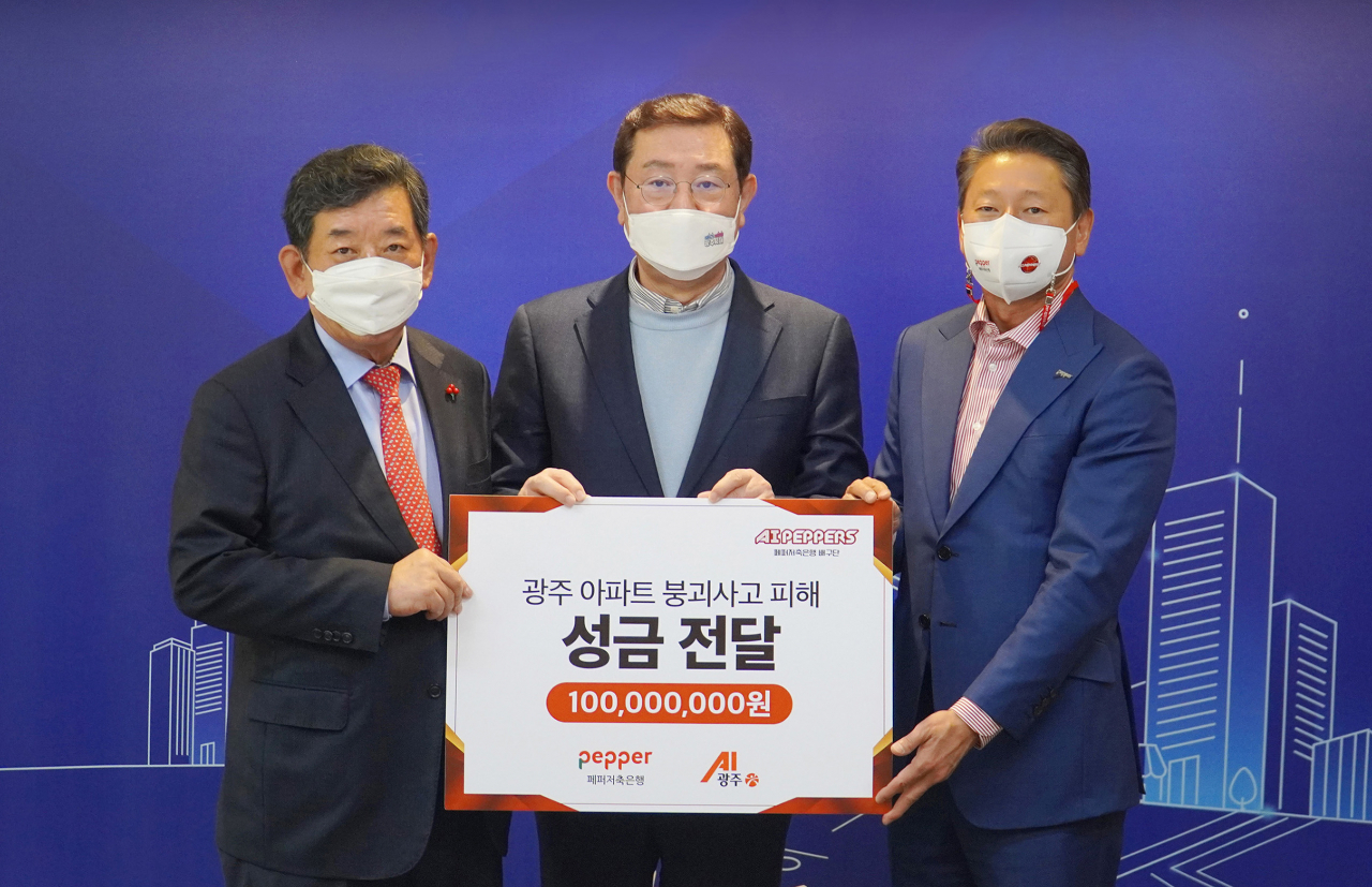 한상원(사진 왼쪽부터) 광주사회복지공동모금회장, 이용섭 광주광역시장, 장매튜 페퍼저축은행 대표가 29일 광주광역시청에서 성금 기탁식을 갖고 기념촬영을 하고 있다.[페퍼저축은행 제공]