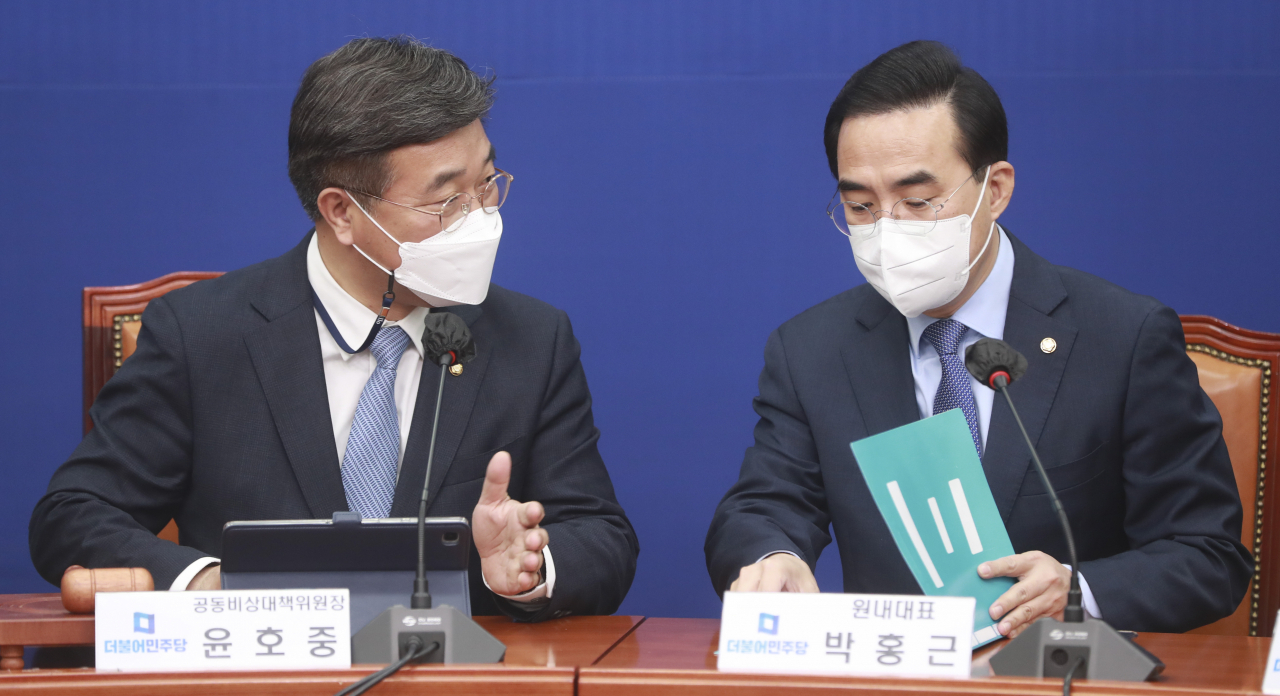 더불어민주당 윤호중 공동비상대책위원장과 박홍근 원내대표가 30일 오전 서울 여의도 국회에서 열린 비상대책위원회의에서 대화하고 있다. 연합뉴스