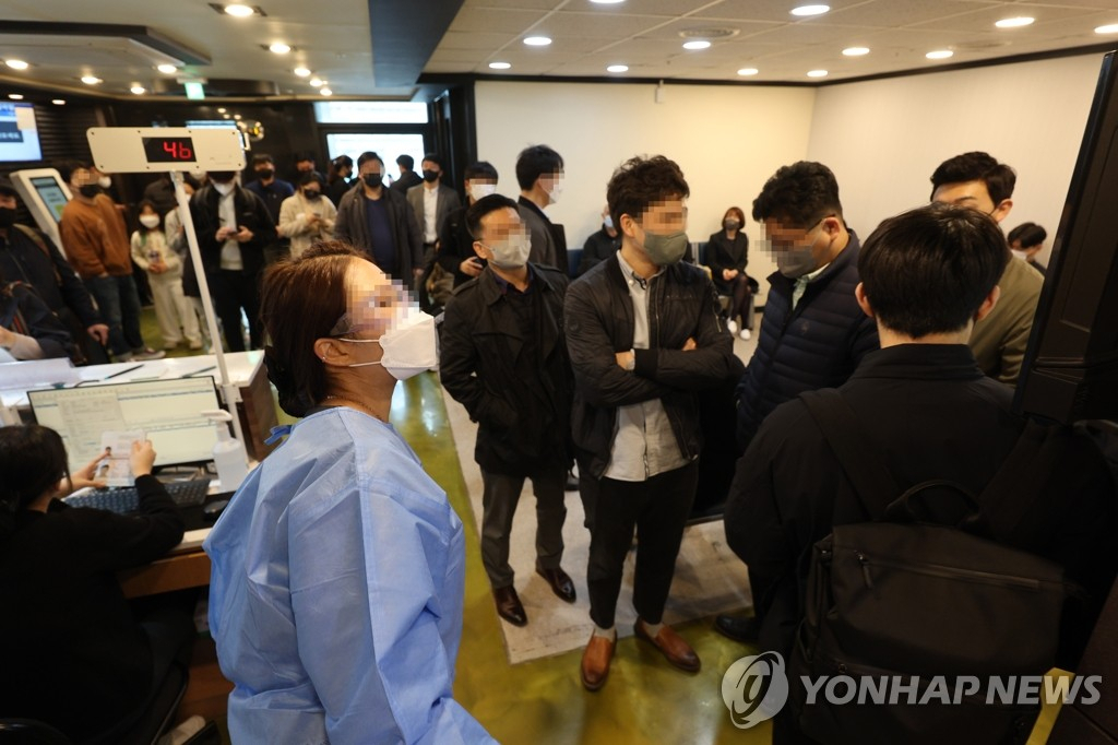 전문가용 신속항원검사 피검자들로 북적이는 동네 병원. [연합]