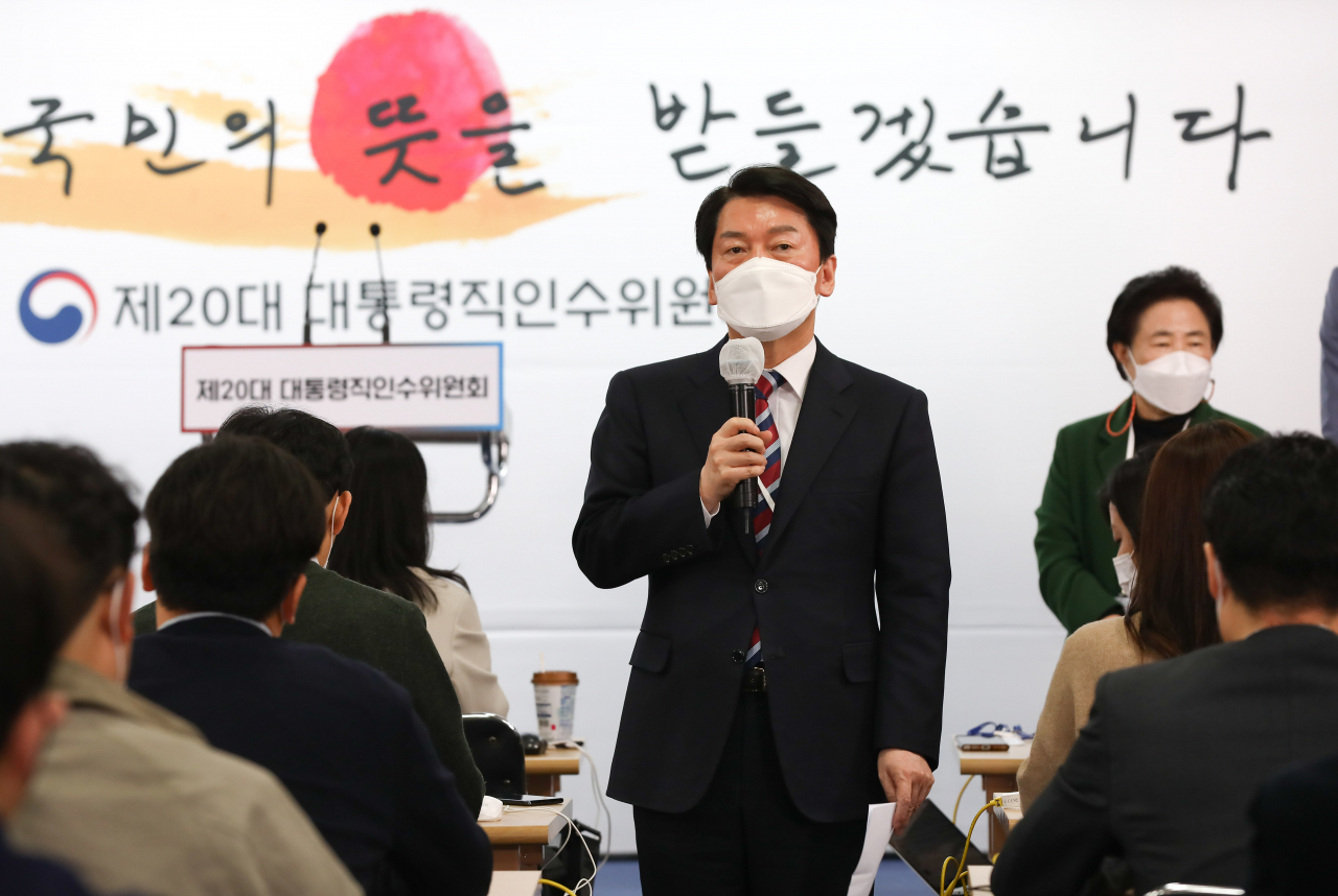 안철수 대통령직 인수위원장이 30일 오전 서울 종로구 통의동 대통령직 인수위원회에서 열린 기자간담회에서 "국무총리 등 내각에 참여하지 않겠다"는 입장을 밝혔다. [연합]