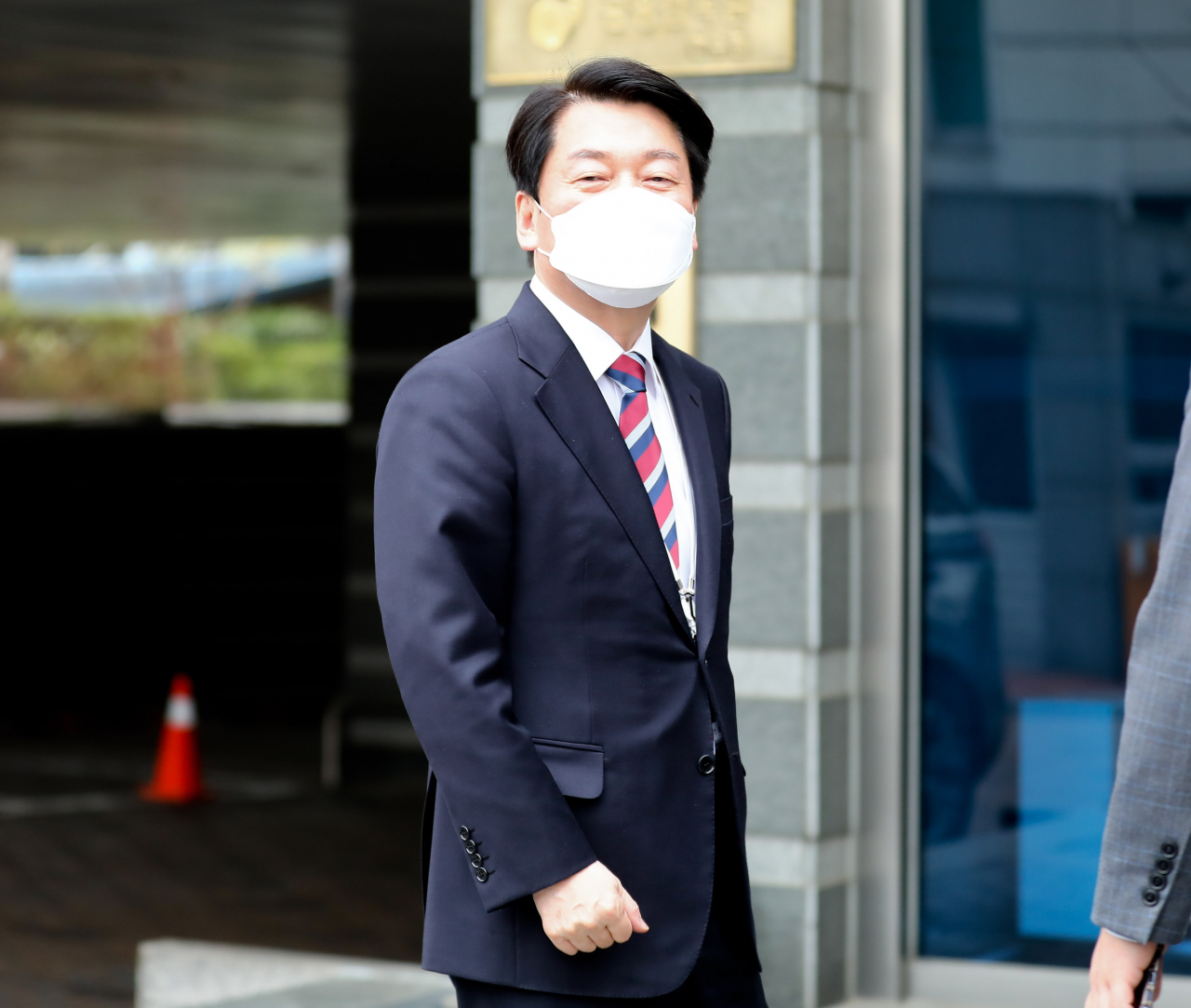 코로나비상대응특별위원회를 맡고 있는 안철수 대통령직 인수위원장이 30일 오전 서울 종로구 통의동에 위치한 대통령직인수위원회로 출근하고 있다. [박해묵 기자]