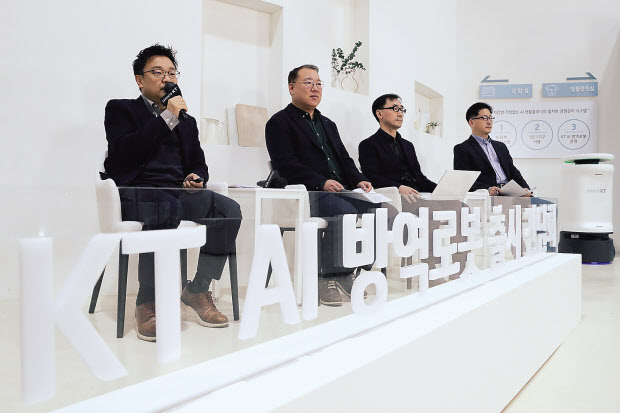 이상호 KT AI로봇사업단 단장이 기자설명회에서 발표하고 있는 모습. 왼쪽부터 이상호 KT AI로봇사업단장, 인정수 KT AI로봇 사업 담당, 박상목 KT AI로봇플랫폼 담당, 우성식 KT AI로봇사업추진 팀장. [KT 제공]