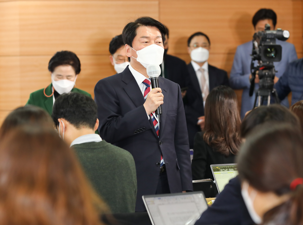 안철수 대통령직 인수위원장이 30일 오전 서울 종로구 통의동 대통령직 인수위원회에서 열린 기자간담회에서 "내각에 참여 않는게 당선인의 부담 더는 것"이라며 국무총리직 고사 의사를 밝히고 있다. [인수위사진기자단]