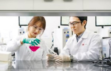 LG화학 생명과학 연구진 모습. [LG화학 제공]