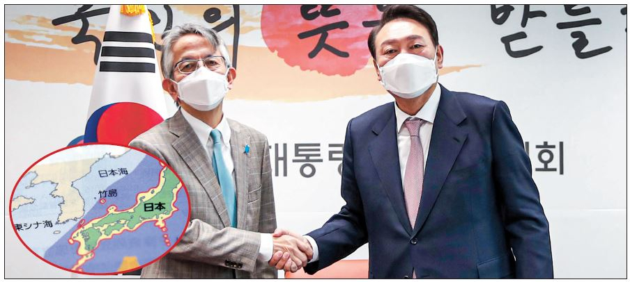 윤석열 대통령 당선인이 지난 28일 오전 서울 종로구 통의동 제20대 대통령직인수위원회를 찾은 아이보시 고이치 주한일본대사와 악수하고 있다. 윤 당선인은 이날 미래지향적 한일관계를 강조했으나 일본 정부는 하루만인 29일 역사 왜곡 고교 교과서 검정 심사를 통과시켜 물의를 빚고 있다. 일본 고교 2학년 이상 학생이 사용하게 될 교과서 239종 일부엔 일제강점기 조선인의 ‘강제 연행’과 ‘일본군 위안부’라는 표현이 정부의 검정 과정에서 삭제됐으며 독도가 일본 영토로 기술됐다. 원안은 독도를 일본 영토로 표기한 일본 고교 교과서 속 지도다. [이상섭 기자·연합]