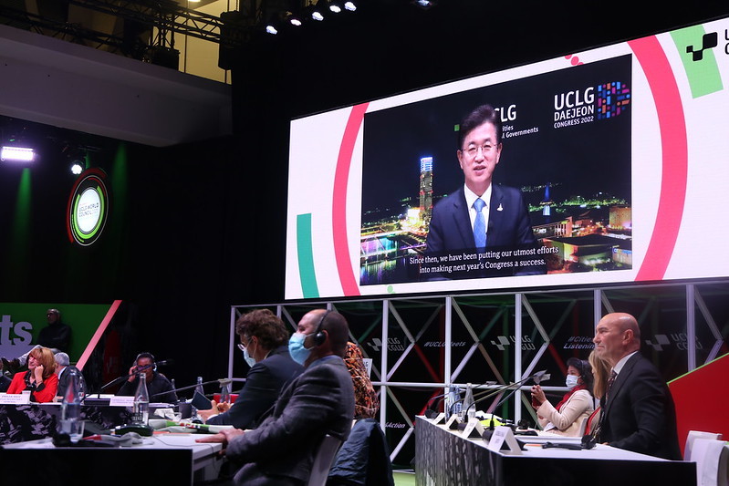 Daejeon Mayor Huh Tae-jung speaks in a video message inviting guests to the 2022 UCLG World Congress, shown at the 2021 UCLG World Council meeting in 2021. (Daejeon City)