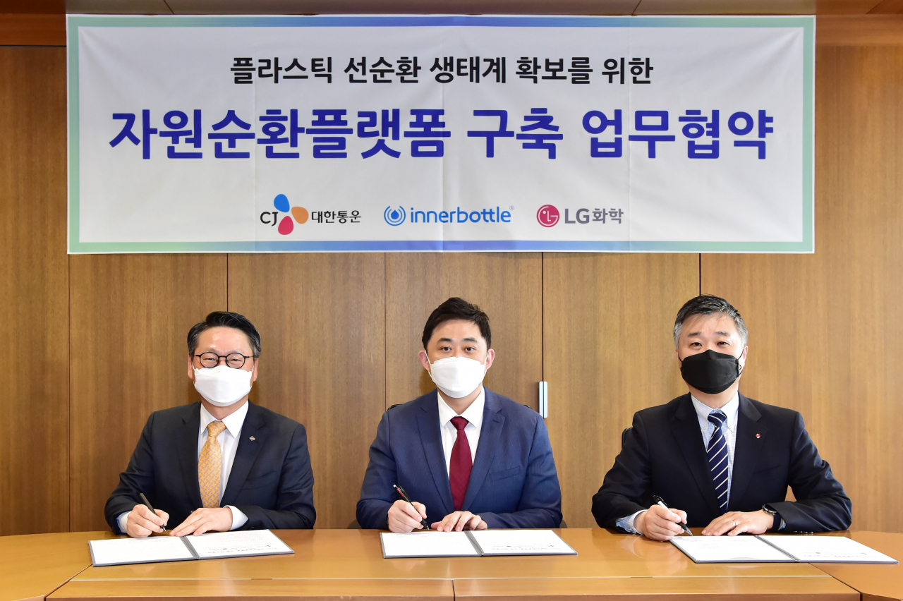 CJ대한통운이 여의도 LG트윈타워에서 LG화학, 이너보틀과 함께 ‘자원순환플랫폼 구축 업무협약’을 체결했다. (왼쪽부터) CJ대한통운 허신열 경영리더, 이너보틀 오세일 대표, LG화학 이민종 부문 담당이 업무 협약을 체결하고 있다. [CJ대한통운 제공]