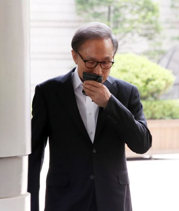 Former president Lee Myung-bak heads to court June 19, 2019. (Yonhap)