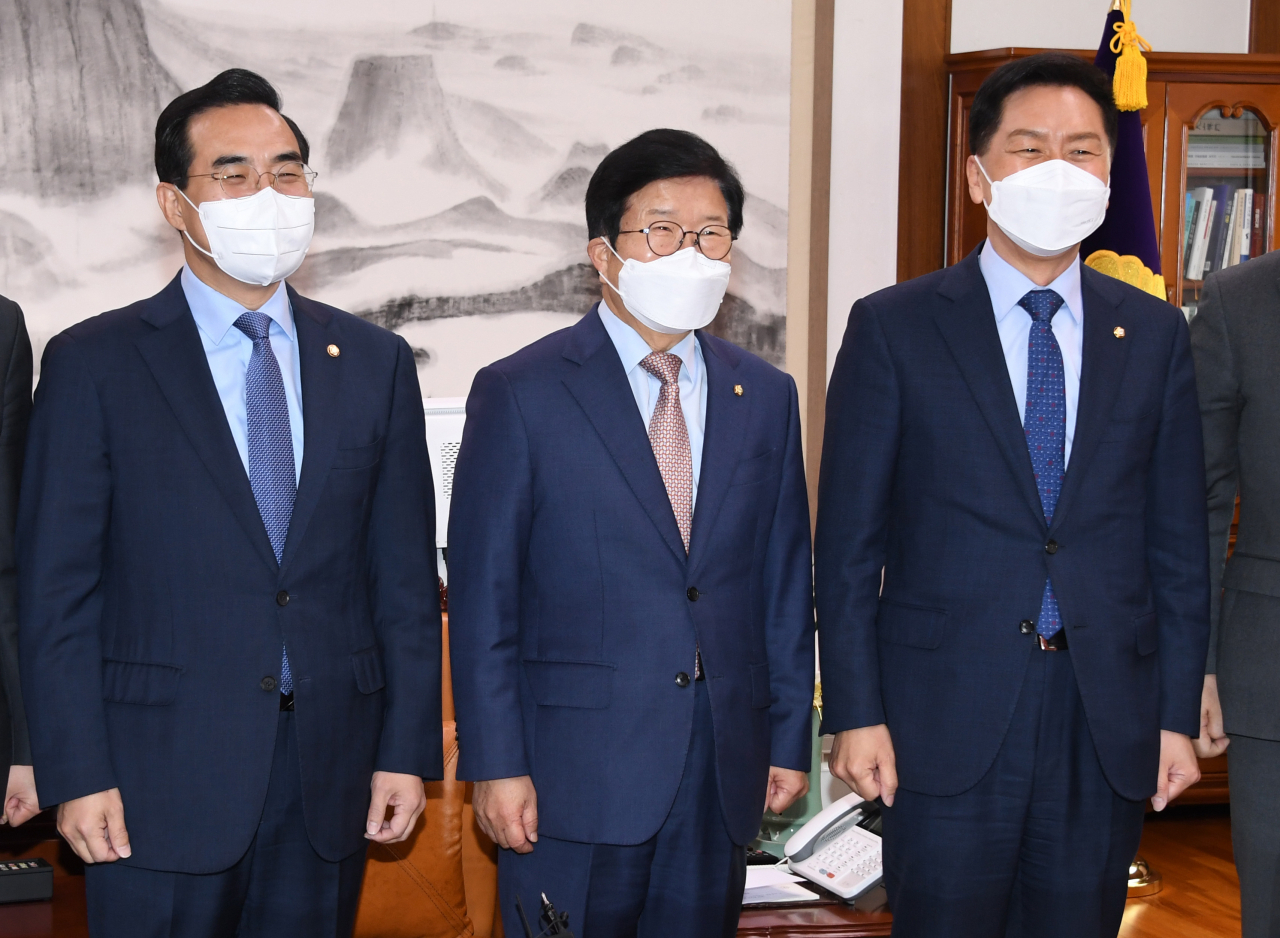 박병석(가운데) 국회의장이 30일 오전 국회에서 박홍근(사진 왼쪽) 더불어민주당 원내대표, 김기현 국민의힘 원내대표와 회동 전 기념촬영을 하고 있다. [연합]