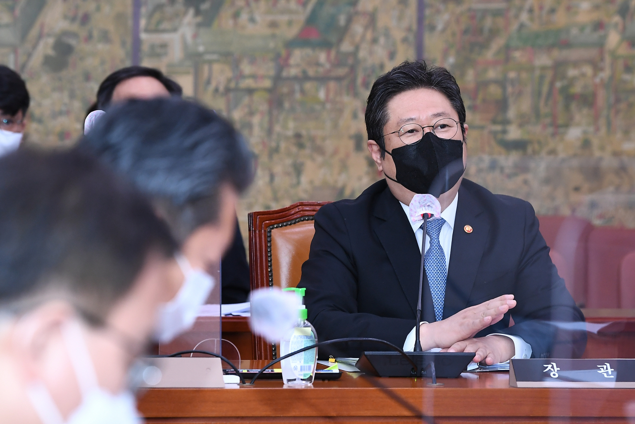 황희 문화체육관광부 장관이 29일 서울 여의도 국회에서 열린 문화체육관광위원회 전체회의에서 의원들의 질의에 답변하고 있다. [연합]