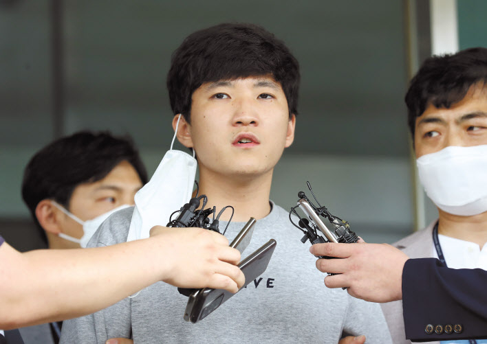 미성년자를 성추행하고 성 착취물을 제작해 유포한 혐의를 받는 최찬욱(26)이 지난해 6월 24일 오전 대전시 서구 둔산경찰서에서 나와 검찰로 송치되고 있다. [연합]