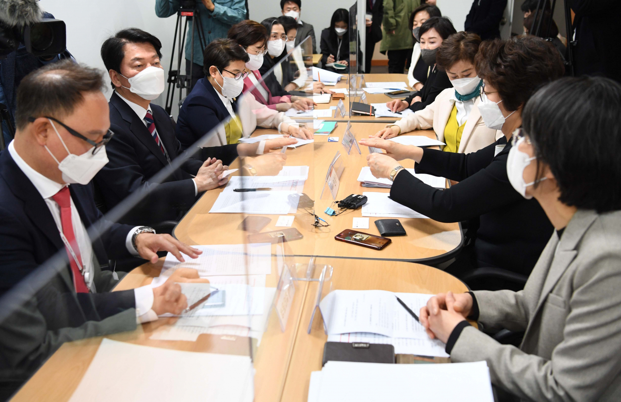 안철수 인수위원장(왼쪽 두 번째)이 30일 서울 종로구 통의동 인수위에서 열린 여성단체와의 간담회에서 여성단체 대표들의 의견을 듣고 있다. [연합]
