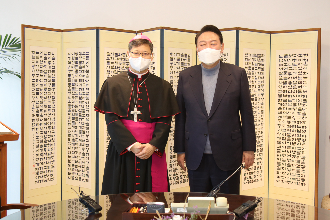 정순택 대주교와 윤석열 대통령 당선인이 20일 오전 환담했다.