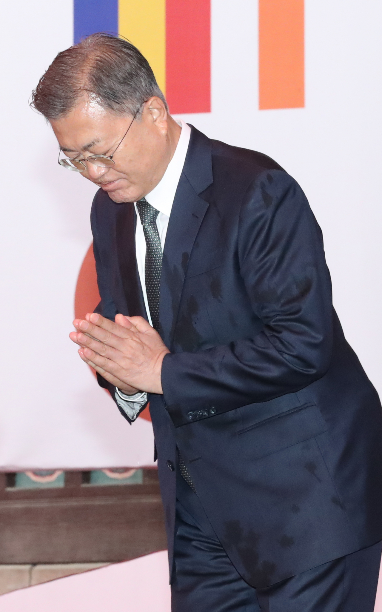 문재인 대통령이 30일 서울 종로구 조계사에서 열린 대한불교조계종 제15대 종정 중봉 성파 대종사 추대법회에서 축사에 앞서 합장하고 있다. 연합뉴스