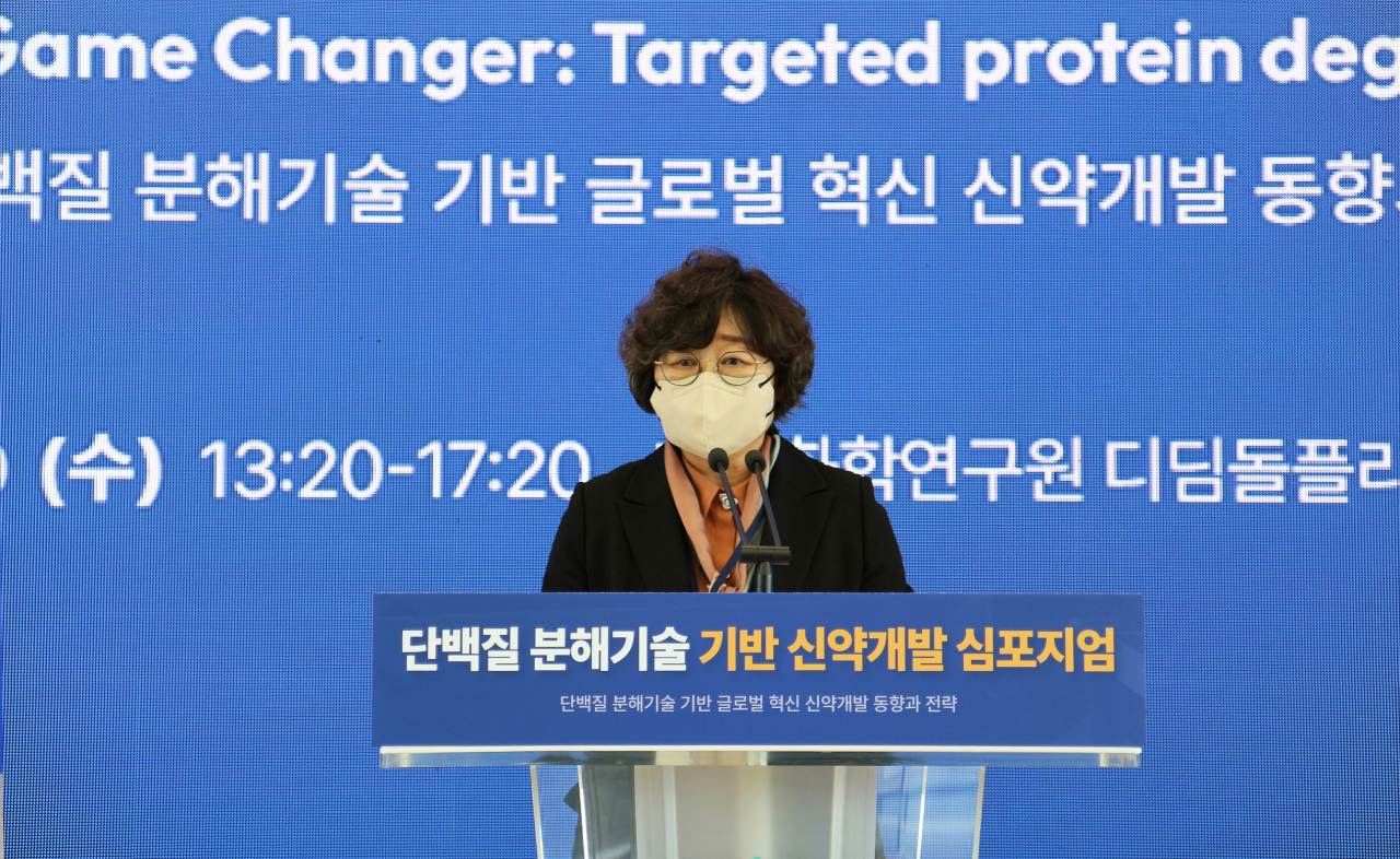 이미혜 한국화학연구원장이 표적 단백질 분해기술 활용 신약개발 심포지엄에서 개회사를 전하고 있다.[한국화학연구원 제공]