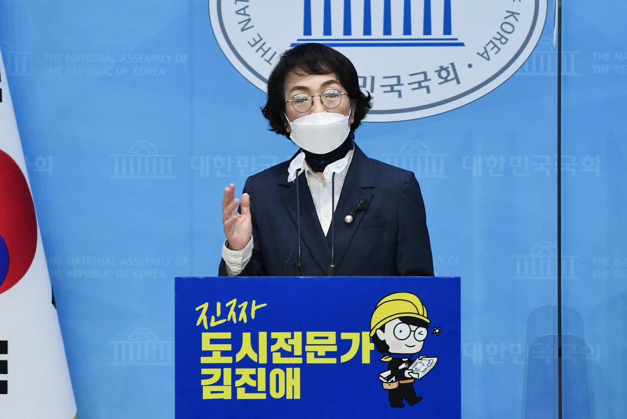 열린민주당 소속이었다 합당과 함께 더불어민주당 소속이 된 김진애 전 의원이 30일 오전 국회 소통관에서 6·1 지방선거 서울시장 출마 선언 기자회견을 하고 있다. [연합]
