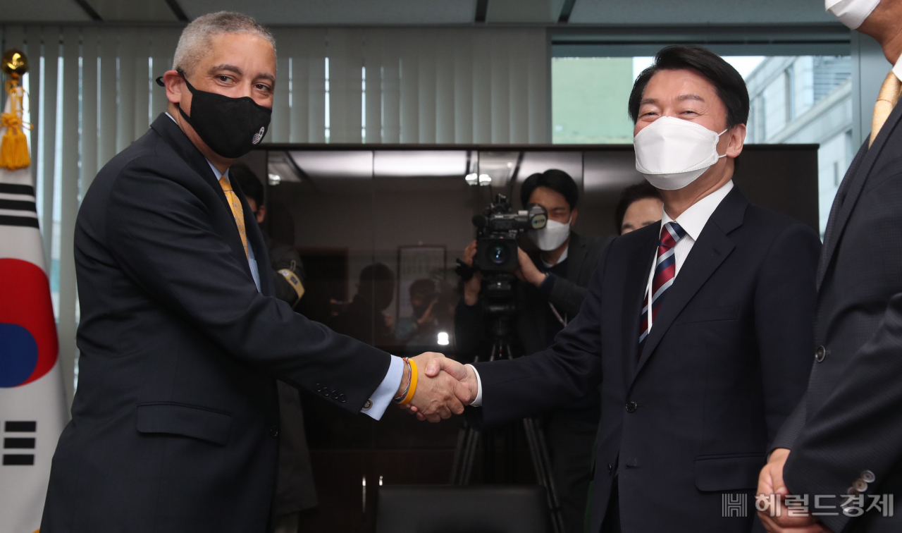 안철수 인수위원장이 30일 통의동 대통령직인수위원회 인수위원장실에서 크리스 코르소 주한미국대사관 대사대리를 예방하며 악수를 하고 있다. [인수위사진기자단]