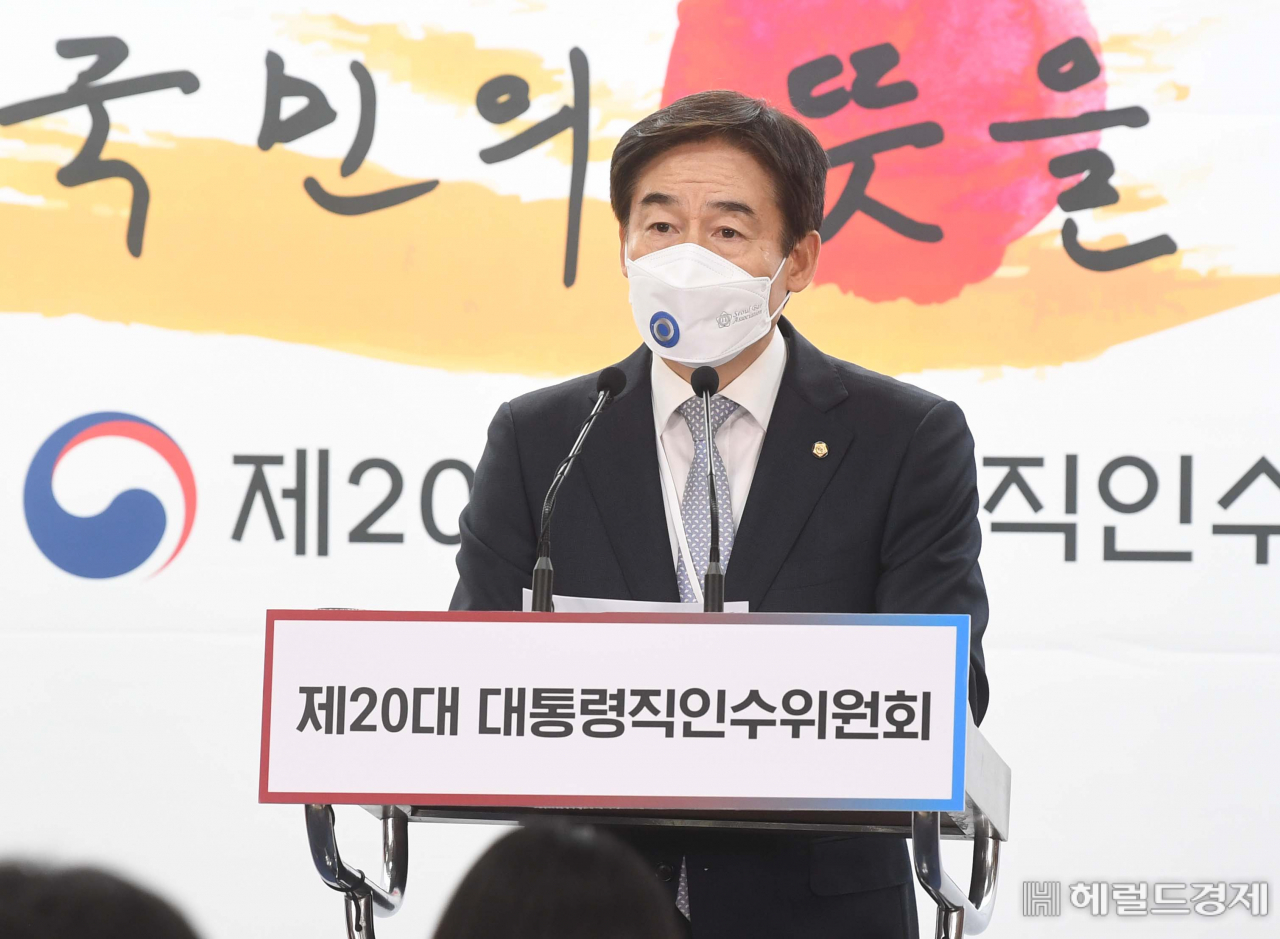 이용호 제20대 대통령직인수위원회 정무사법행정분과 간사가 30일 서울 종로구 통의동 대통령직인수위원회에서 고위공직자범죄수사처(공수처) 간담회 관련 브리핑을 하고 있다. 박해묵 기자