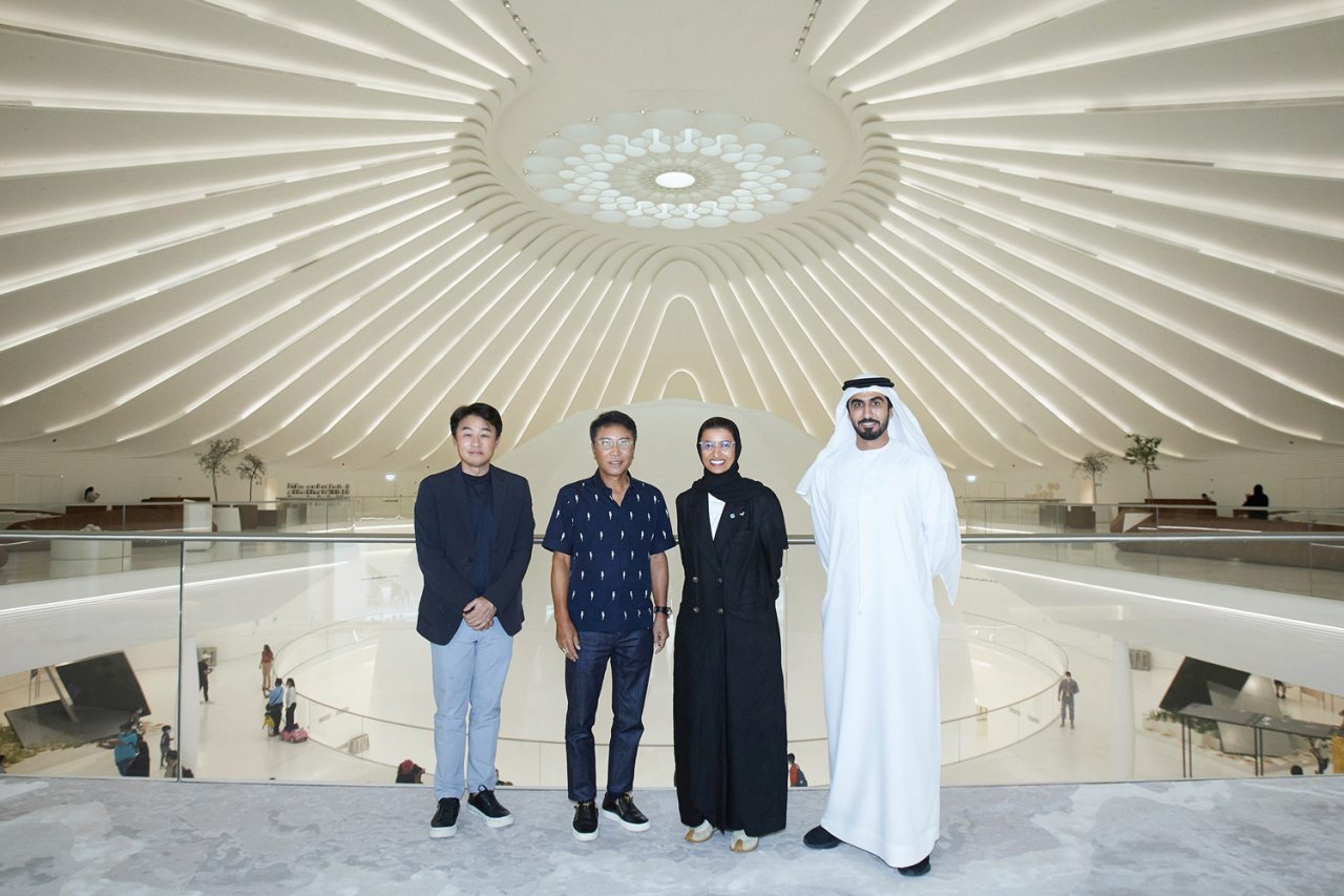 한경진 SM SEA 지사장, 이수만 총괄 프로듀서, 누라 빈트 모하메드 알 카비 UAE 문화청소년부 장관, 무바락 알 나키 문화부 차관(왼쪽부터) [SM엔터테인먼트 제공]