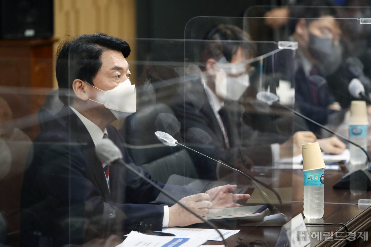 안철수 인수위원장이 30일 오후 서울 종로구 삼청동에 마련된 제20대 대통령직 인수위원회 대회의실에서 열린 제5차 코로나비상대응특위 회의에서 모두발언을 하고 있다. 박해묵 기자