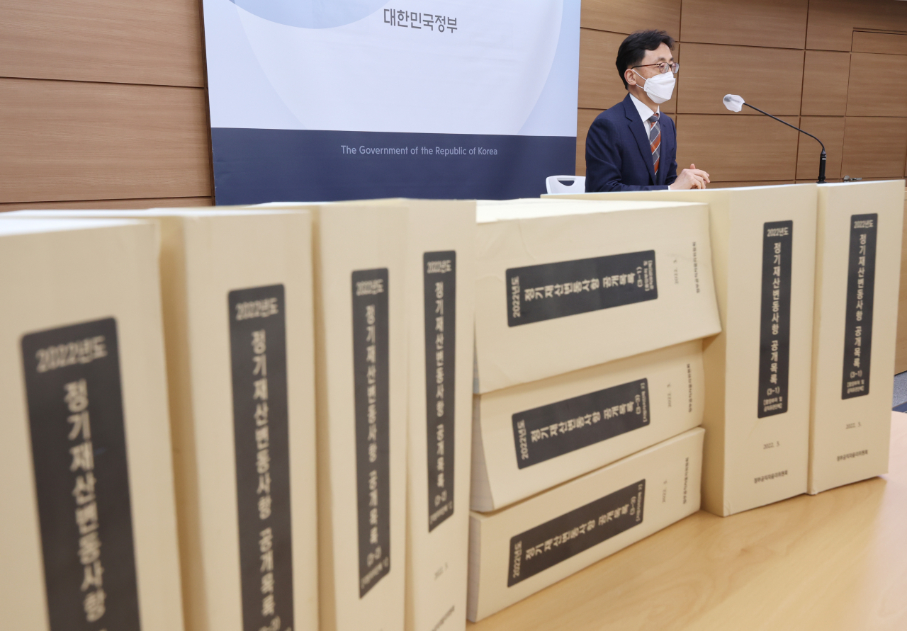 정부공직자윤리위원회 간사인 연원정 인사혁신처 윤리복무국장이 지난 30일 세종시 정부세종청사에서 22년 고위공직자 1978명에 대한 정기 재산등록 및 변동사항을 브리핑하고 있다. [ 연합]