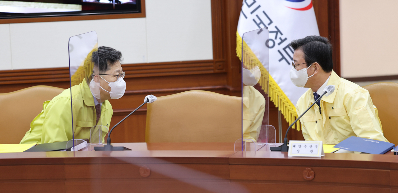 김현수 농림축산식품부 장관(왼쪽)과 문성혁 해양수산부 장관이 17일 오전 정부서울청사에서 열린 비상경제 중앙대책본부회의에서 대화하고 있다. [연합]