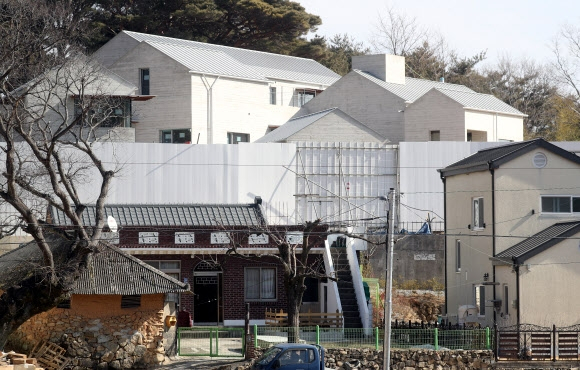 경남 양산시 하북면 지산리 평산마을 문재인 대통령 사저에서 마무리 공사가 진행되고 있다. 공사 가림막 너머로 보이는 곳이다. 문 대통령 내외는 퇴임 후 오는 5월부터 이곳에서 거주할 예정이다. [연합]