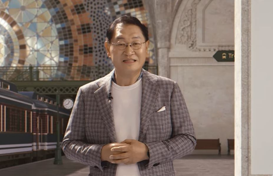 삼성전자 DX부문장 한종희 부회장이 30일 온라인으로 진행된 '언박스 앤 디스커버' 행사에서 오프닝 연설을 하고 있다. [삼성전자 유튜브 캡처]