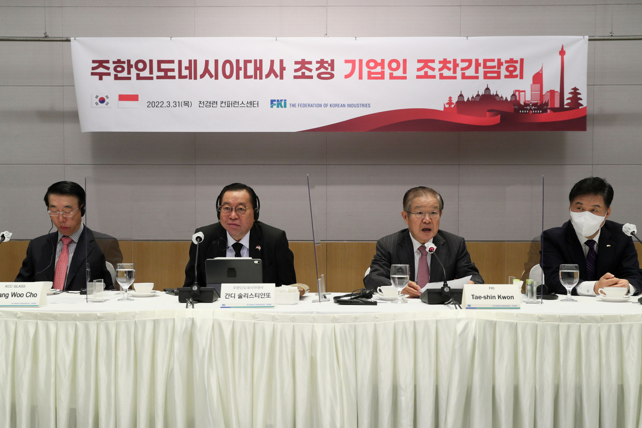 권태신 전경련 부회장이 31일 전경련회관 컨퍼런스센터에서 열린 '주한인도네시아대사 초청 기업인 간담회'에서 인사말을 하고 있다. 조광우(왼쪽부터) KCC글라스 부사장, 간디 술리스띠얀또 주한인도네시아대사, 권태신 전경련 부회장, 김병관 한국수입협회장 [전경련 제공]