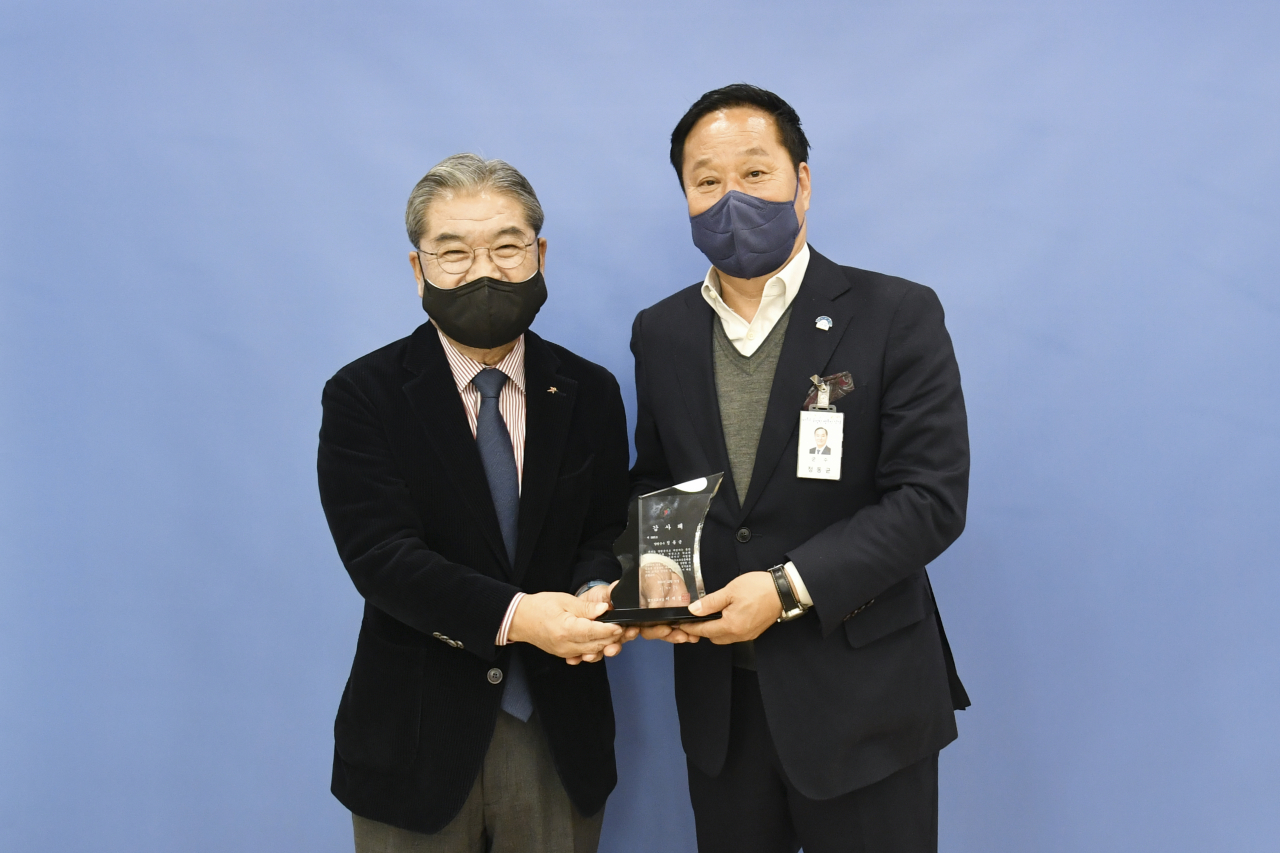 이재정(왼쪽) 경기도교육감, 정동균 양평군수에게 표창장 수여