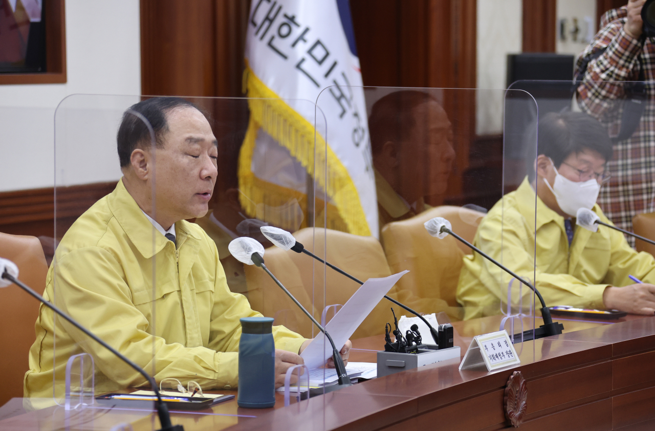 홍남기 부총리 겸 기획재정부 장관은 31일 물가·부동산·일자리·뉴딜 산업에 대해서는 문재인 정부 임기 마지막까지 총력을 다하겠다는 뜻을 밝혔다. 홍 부총리는 이날 정부서울청사에서 비상경제 중앙대책본부회의를 열고 “정부 교체기에 경기 회복력은 최대한 견지하면서도 생활물가와 금융시장, 부동산 등 3대 현안의 리스크 최소화·안정화를 위해 마지막 순간까지 총력 대응할 것”이라며 이같이 밝혔다. [연합]