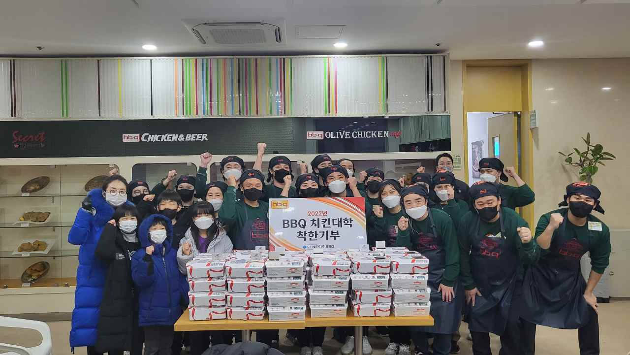 BBQ치킨_치킨대학 착한기부로 아동복지센터에 치킨을 전달하고 사진을 촬영하고 있다. [ BBQ 제공]