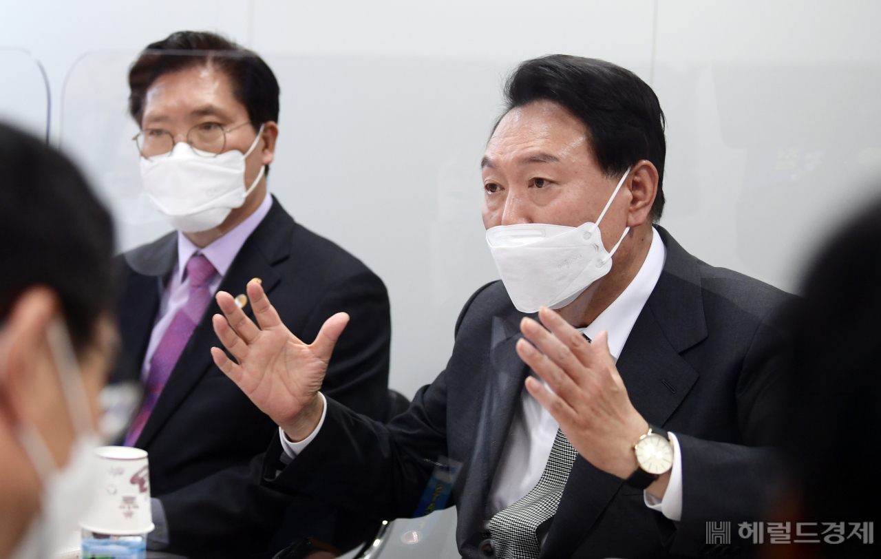 윤석열 대통령 당선인이 서울 종로구 통의동 회의실에서 열린 경제2분과 국토교통부 업무보고에 방문해 관계자들과 이야기하는 모습 [이상섭 기자]
