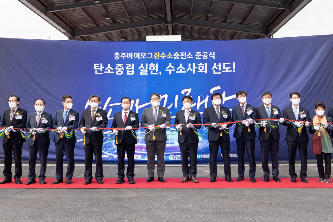 30일 충청북도 충주시 수소융복합충전소 준공식에서 박기영 산업통상자원부 2차관(오른쪽 여섯 번째), 성일홍 충청북도 경제부지사(오른쪽 일곱 번째), 오준석 현대로템 에코플랜트사업본부장(오른쪽 세 번째) 등 관계자들이 기념촬영을 하고 있다. [현대로템 제공]