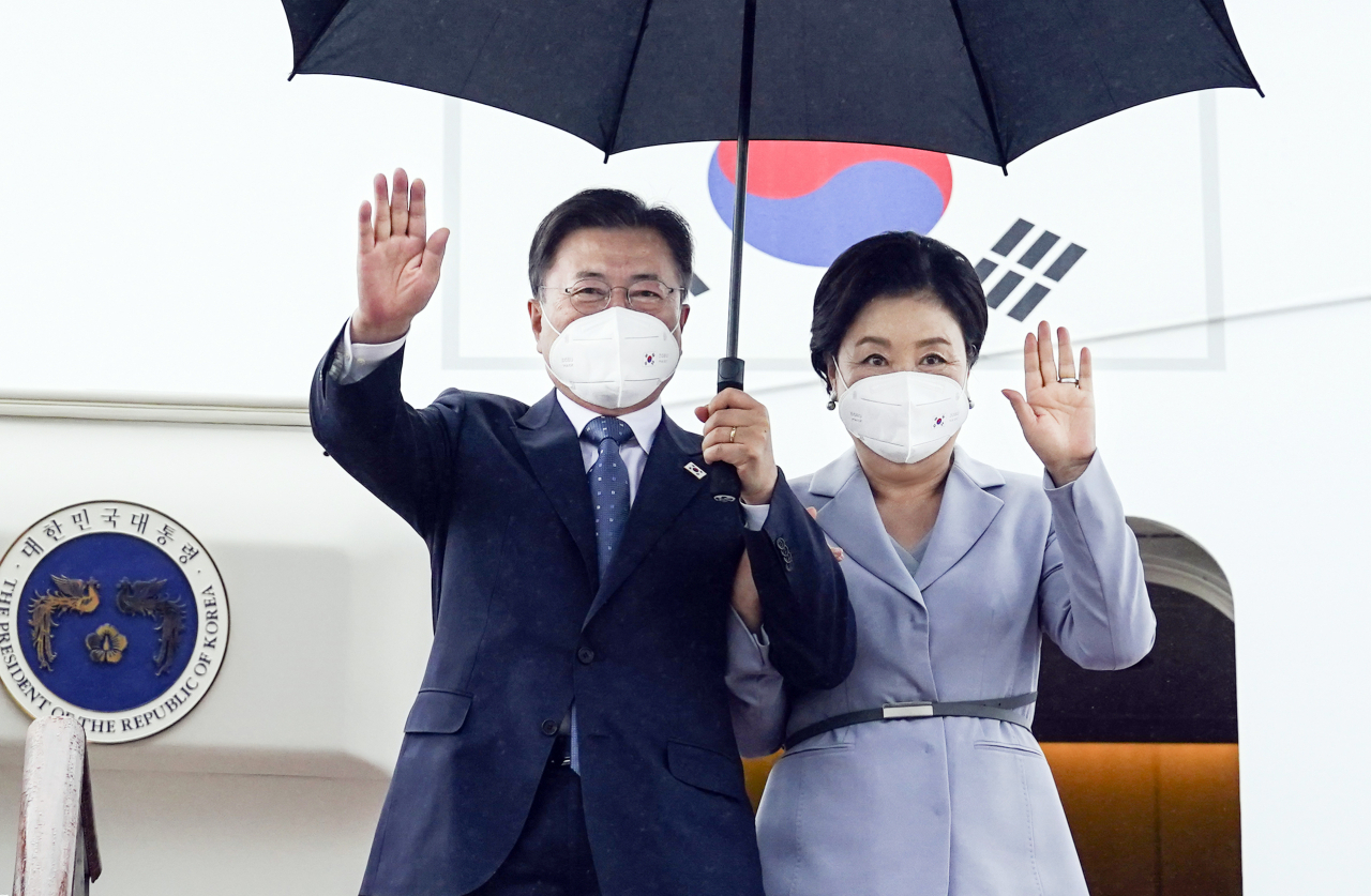 영국 G7 정상회의와 오스트리아, 스페인 국빈 방문을 마친 문재인 대통령과 김정숙 여사가 18일 서울공항에 도착, 손을 흔들고 있다. [연합]
