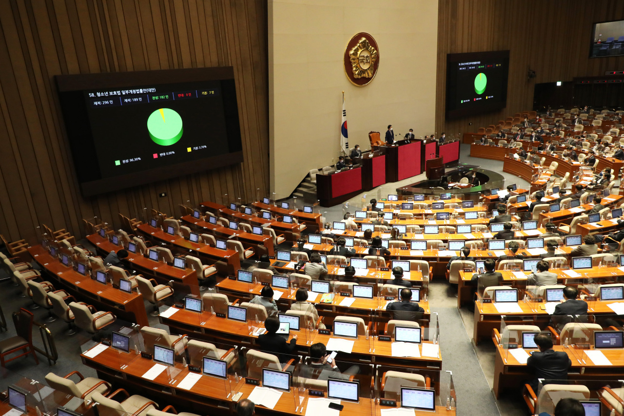 Parliament holds a plenary session for the revision of the youth protection act on Nov. 11, 2021. (Yonhap)