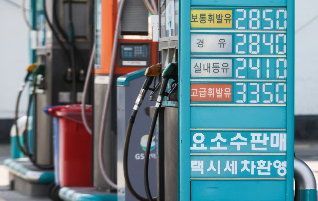 This photo, taken Sunday, shows gas prices at a filling station in Seoul. (Yonhap)