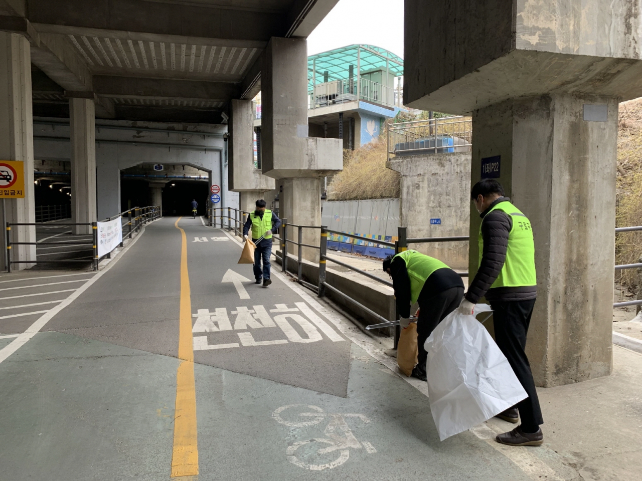 서울 구로구가 도림천에서 봄맞이 하천변 대청소를 진행했다. [구로구 제공]